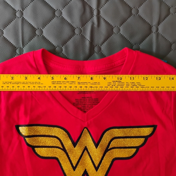 WONDER WOMAN SHIRT AND CAPE HALLOWEEN COSTUME SIZE LARGE FOR WOMEN OR TEEN - NEW - Picture 7 of 12